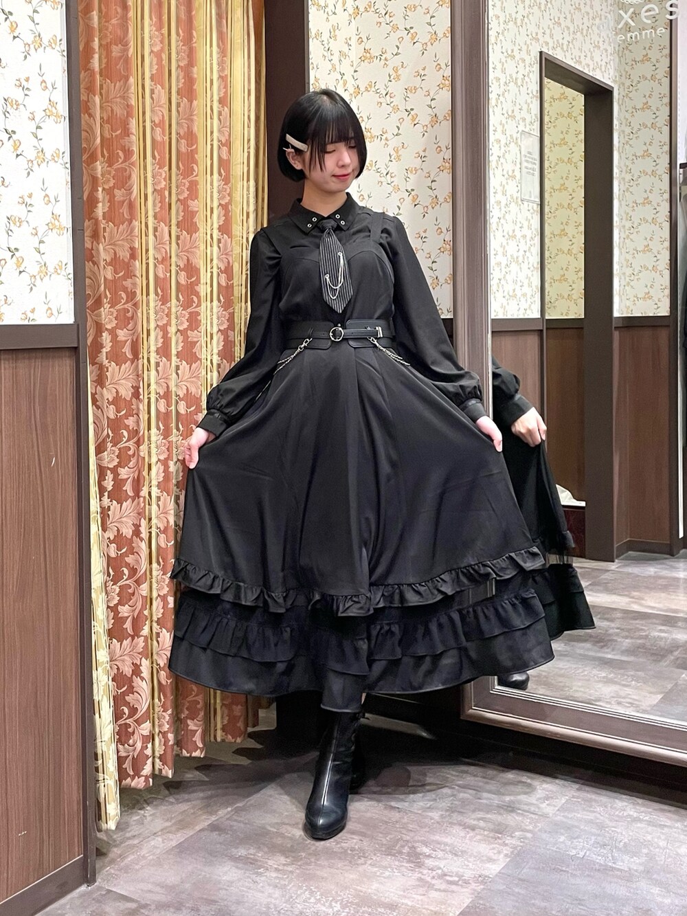 ブラック系のワンピース、ブラック系のシャツ/ブラウス、ブルー系のダッフルコートを着用したレディースの冬コーディネートの5枚目の写真