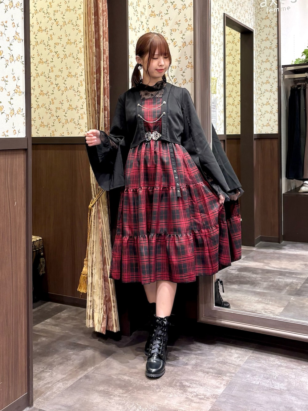 ブラック系のTシャツ/カットソー、レッド系のワンピース、ブラック系のトートバッグを着用したレディースの秋コーディネートの4枚目の写真