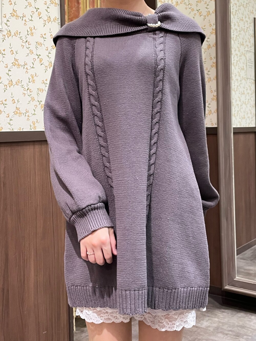 ホワイト系のその他アウター、グレー系のチュニック、ホワイト系のブーツを着用したレディースの冬コーディネートの7枚目の写真