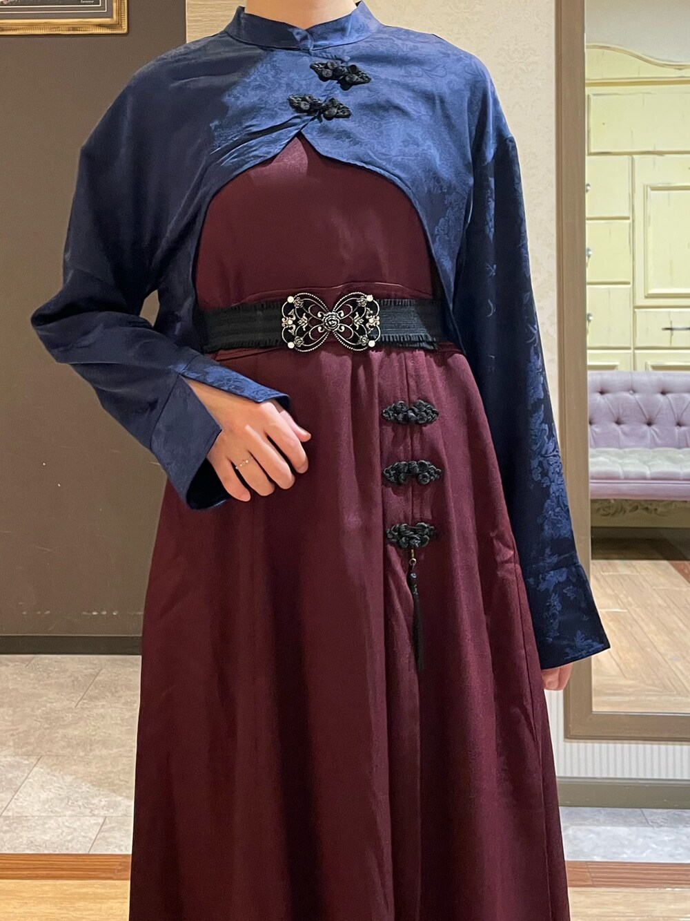 ブラック系のブーツ、ブラック系のタンクトップ、ブルー系のシャツ/ブラウスを着用したレディースの秋コーディネートの5枚目の写真