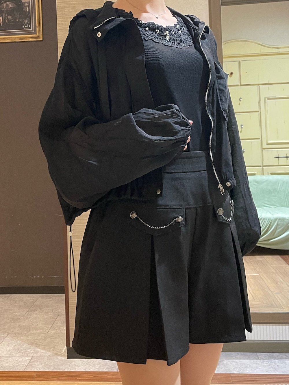 ブラック系のタンクトップ、ブラック系のブルゾン、ブルー系のその他パンツを着用したレディースの秋コーディネートの6枚目の写真