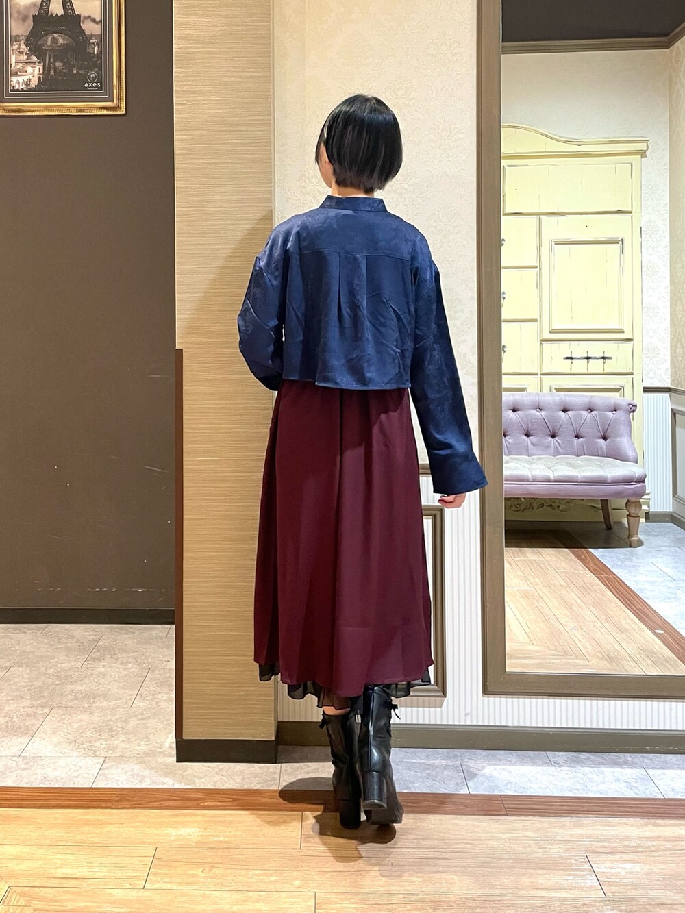 ブラック系のブーツ、ブラック系のタンクトップ、ブルー系のシャツ/ブラウスを着用したレディースの秋コーディネートの4枚目の写真