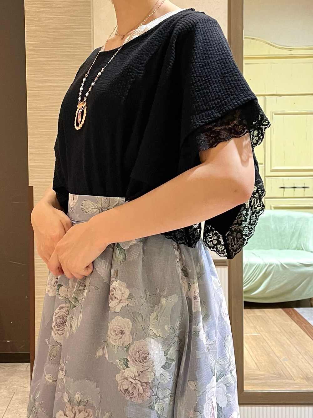 ブラック系のかごバッグ、パープル系のスカート、ブラック系のTシャツ/カットソーを着用したレディースの夏コーディネートの6枚目の写真