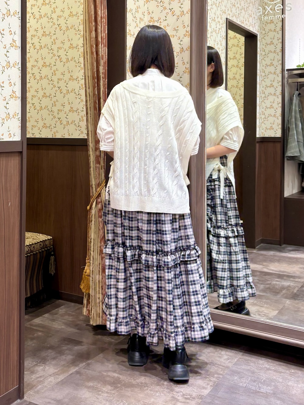 ブルー系のスカート、ホワイト系のシャツ/ブラウス、ブラック系のトートバッグを着用したレディースの夏コーディネートの6枚目の写真