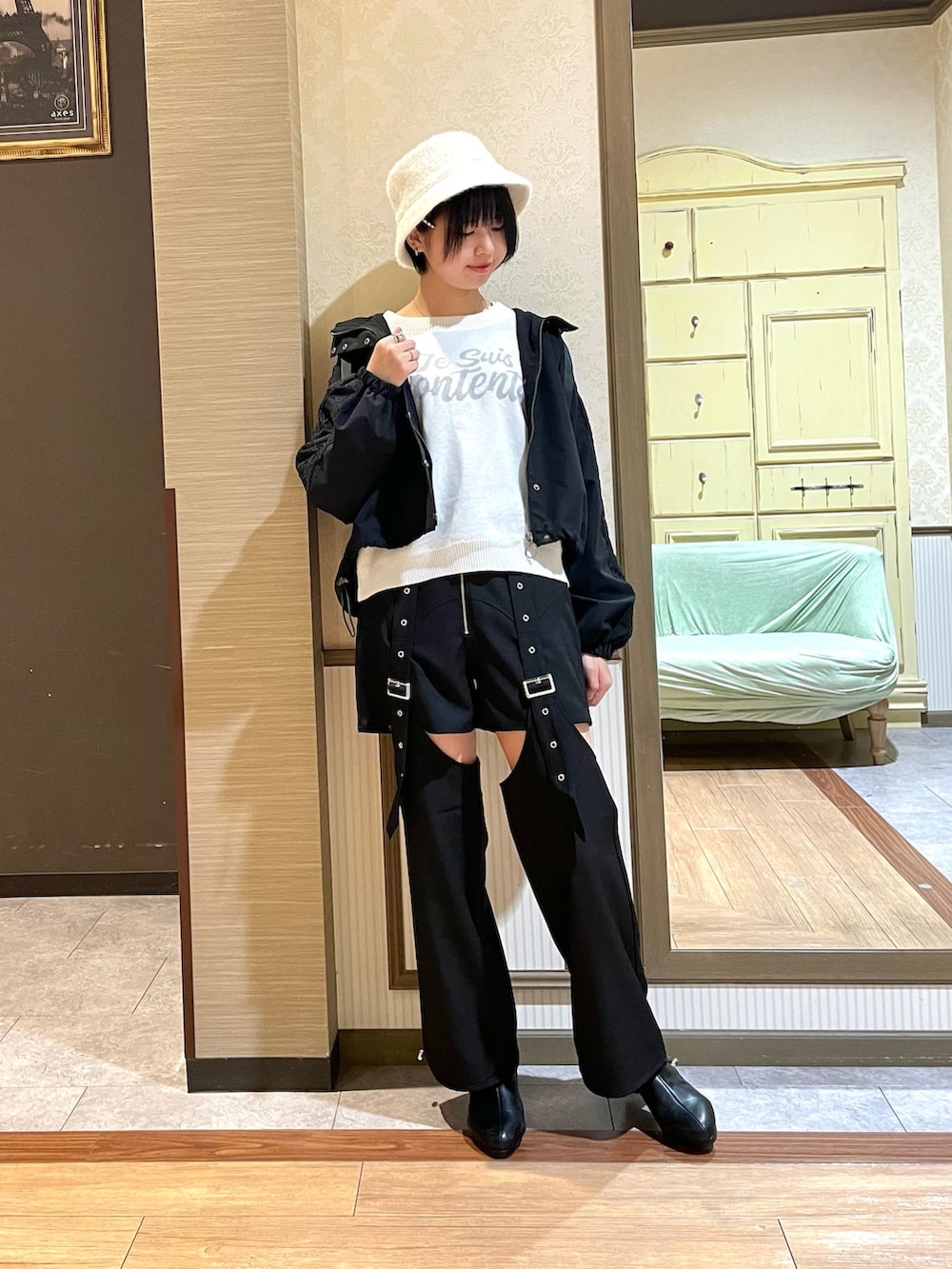 ブラック系のその他パンツ、ブラック系のブーツ、ホワイト系のタンクトップを着用したレディースの秋コーディネートの4枚目の写真