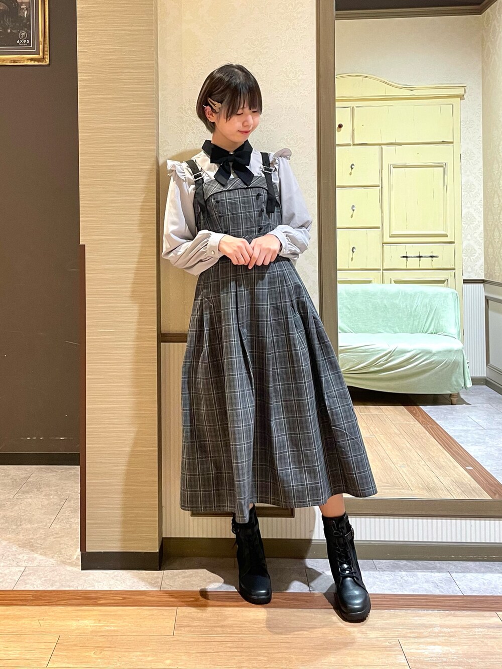 ブラック系のショルダーバッグ、グレー系のシャツ/ブラウス、ホワイト系のタンクトップを着用したレディースの秋コーディネートの2枚目の写真