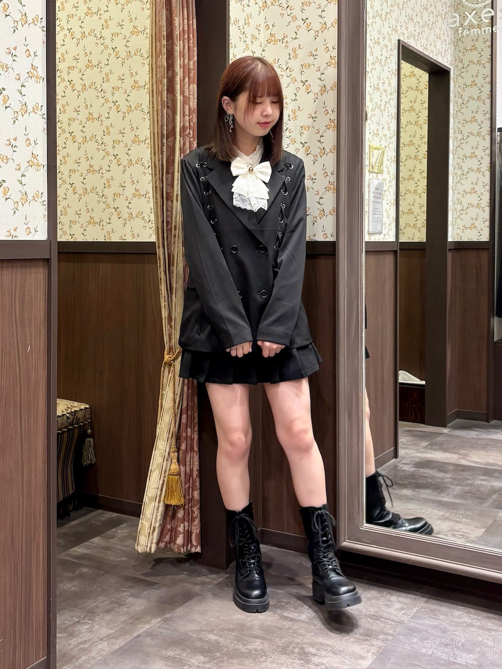 ホワイト系のシャツ/ブラウス、ブラック系のブルゾン、ブラック系のその他パンツを着用したレディースの秋コーディネートの3枚目の写真