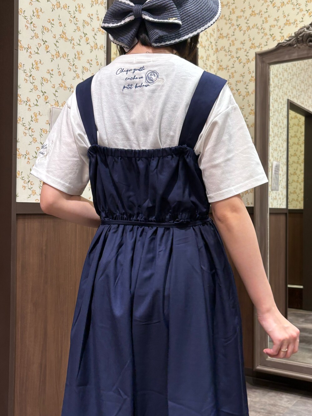 ホワイト系のTシャツ/カットソー、ブルー系のタンクトップ、ブルー系のジャンパースカートを着用したレディースの春コーディネートの6枚目の写真