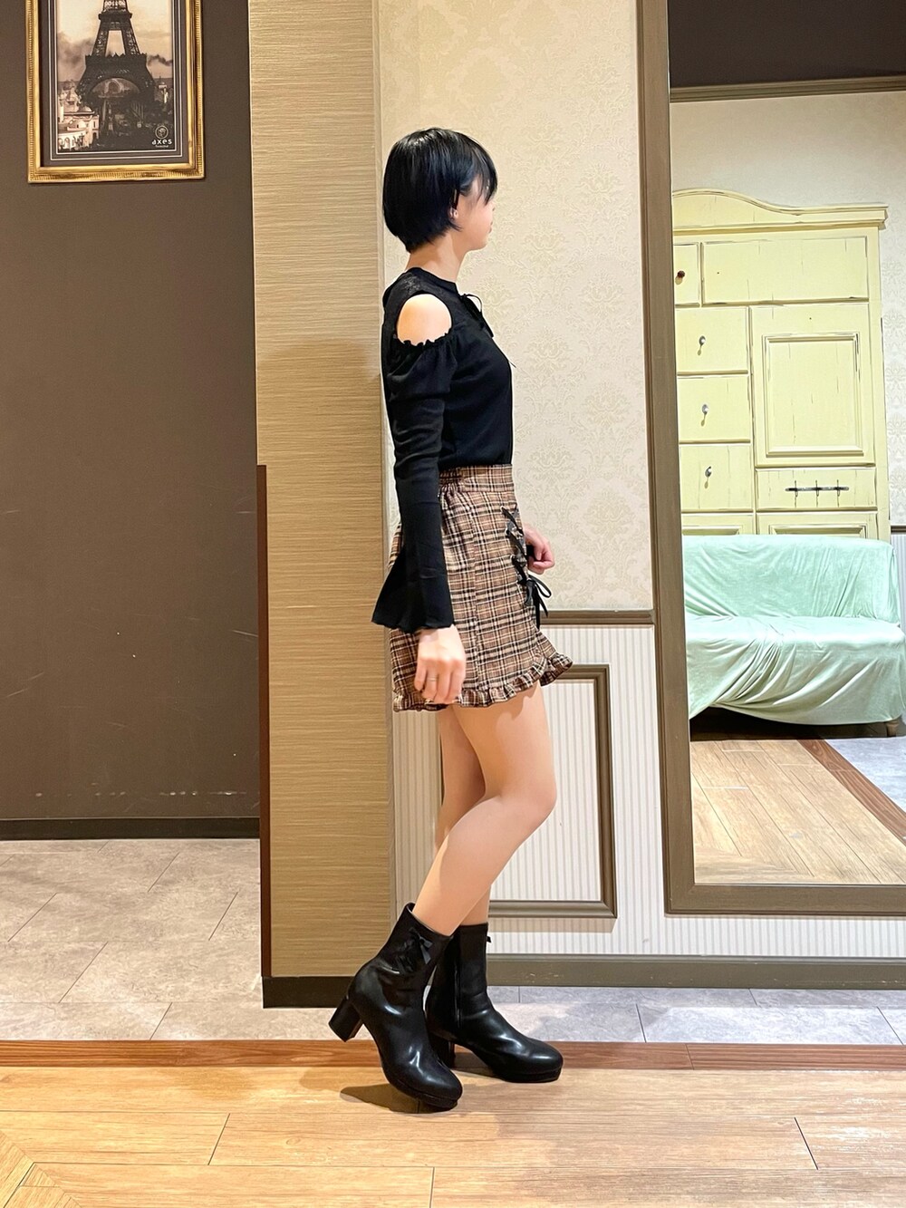 「axes femme、大人可愛い、カジュアル、ショートパンツ」|「axes femme POETIQUEのレースアップ肩あきカットプルオーバー(Tシャツ/カットソー、ブラック系)」を使った、白あんさん(レディース・161cm)の秋コーディネートの4枚目の写真