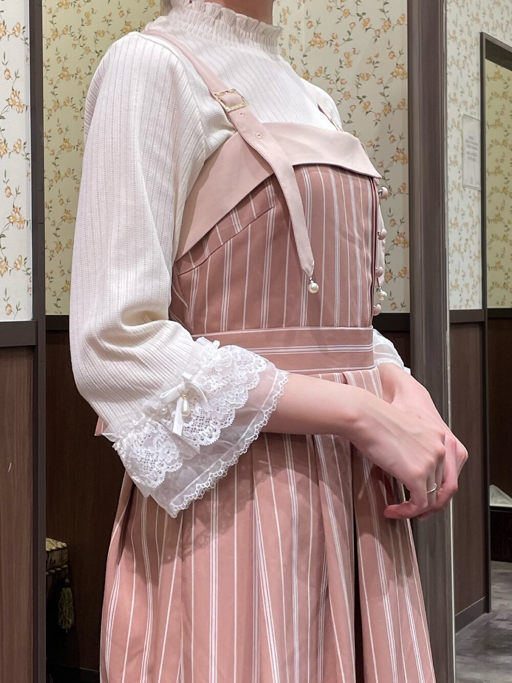 ホワイト系のTシャツ/カットソー、ピンク系のワンピース、ベージュ系のサンダルを着用したレディースの春コーディネートの8枚目の写真