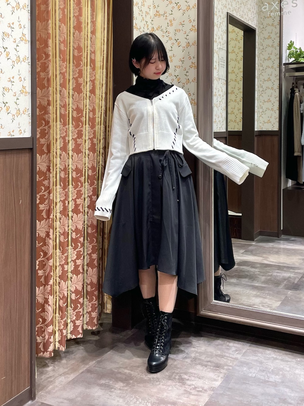 ブラック系のTシャツ/カットソー、ホワイト系のカーディガン/ボレロ、ブラック系のその他パンツを着用したレディースの春コーディネートの3枚目の写真