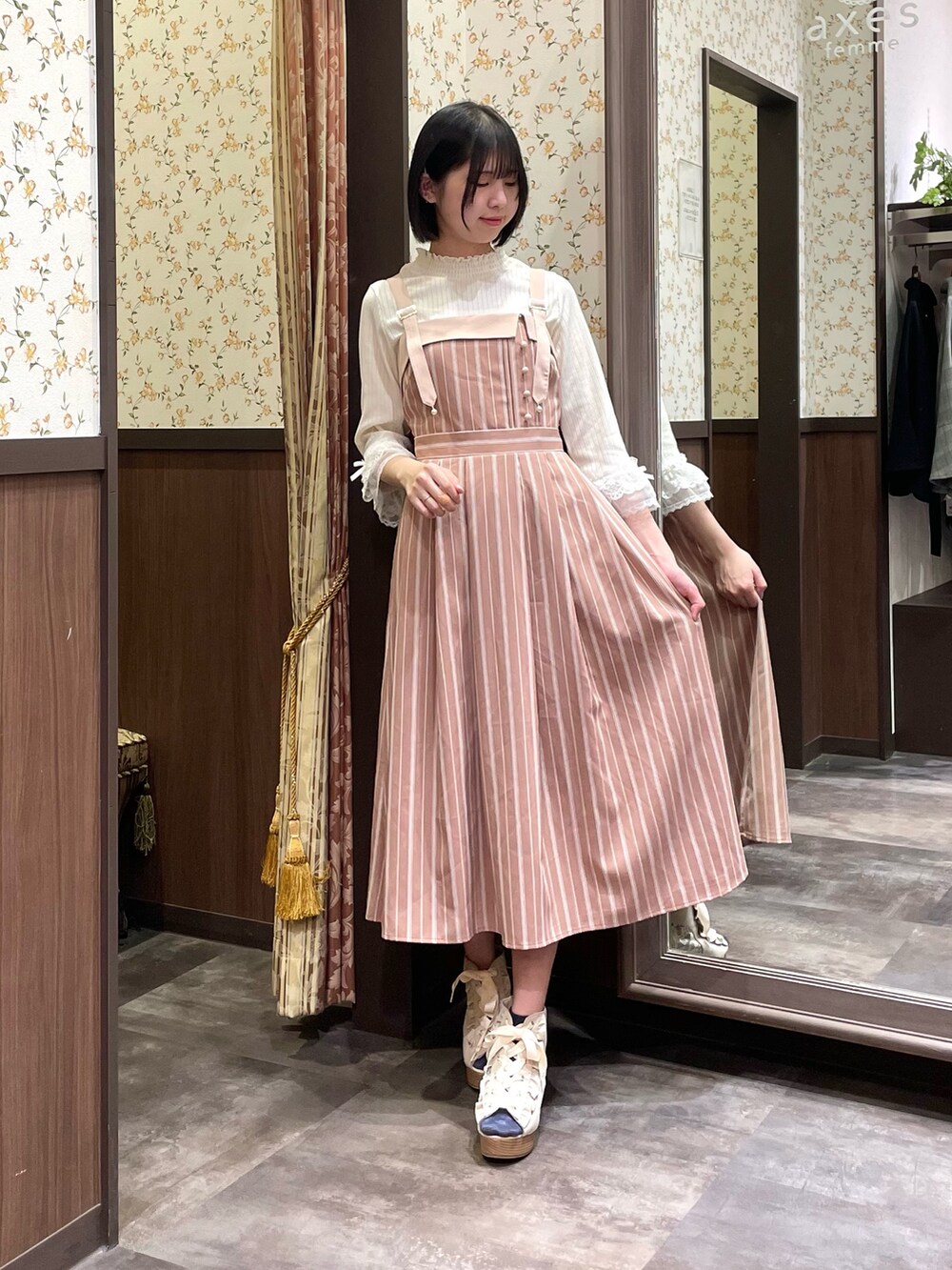 ホワイト系のTシャツ/カットソー、ピンク系のワンピース、ベージュ系のサンダルを着用したレディースの春コーディネートの5枚目の写真