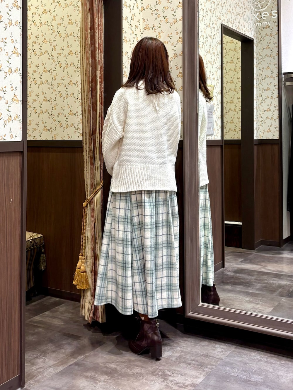 ホワイト系のニット/セーター、ホワイト系のTシャツ/カットソー、ホワイト系のその他アウターを着用したレディースの秋コーディネートの6枚目の写真