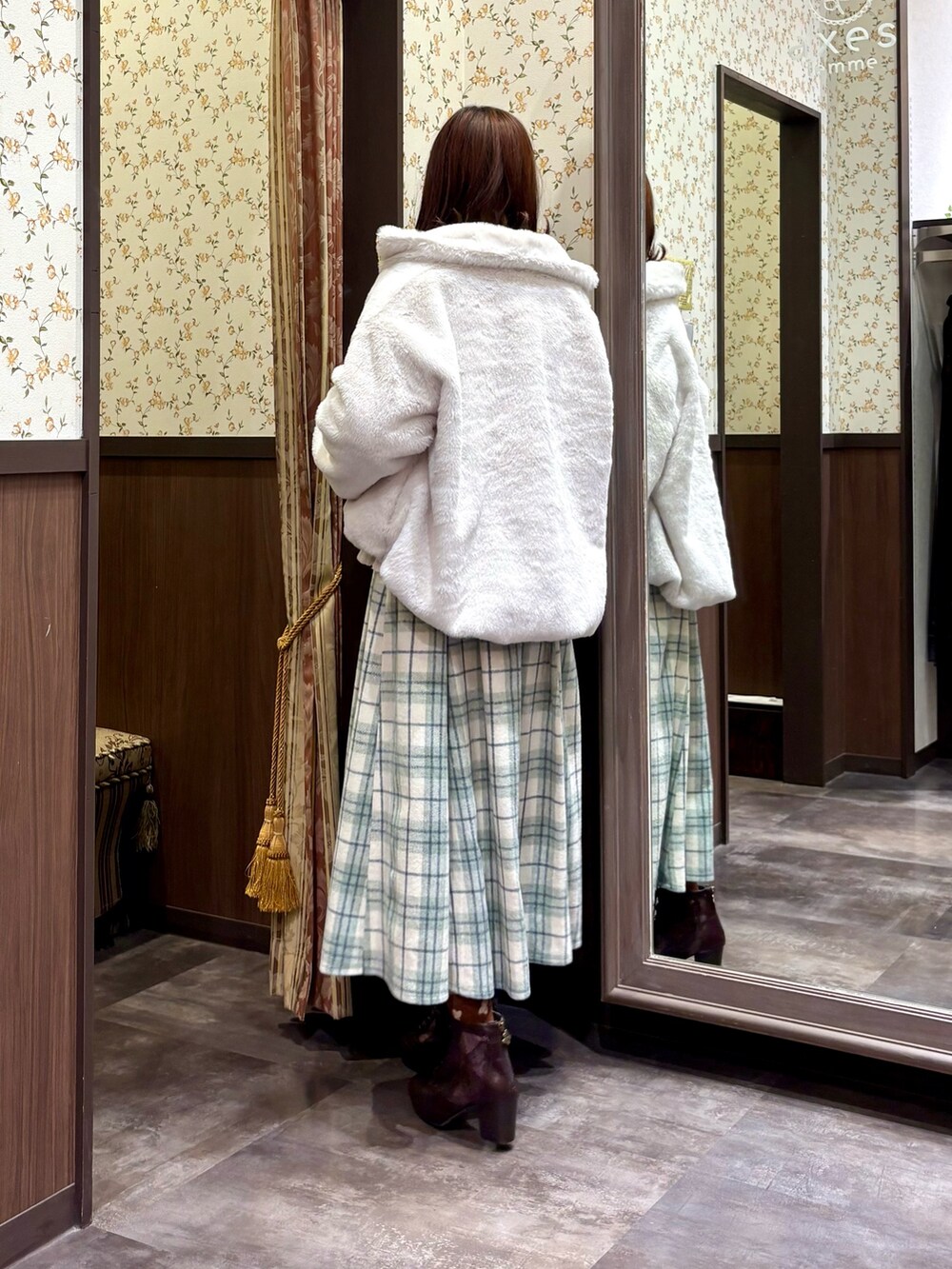 ホワイト系のニット/セーター、ホワイト系のTシャツ/カットソー、ホワイト系のその他アウターを着用したレディースの秋コーディネートの3枚目の写真