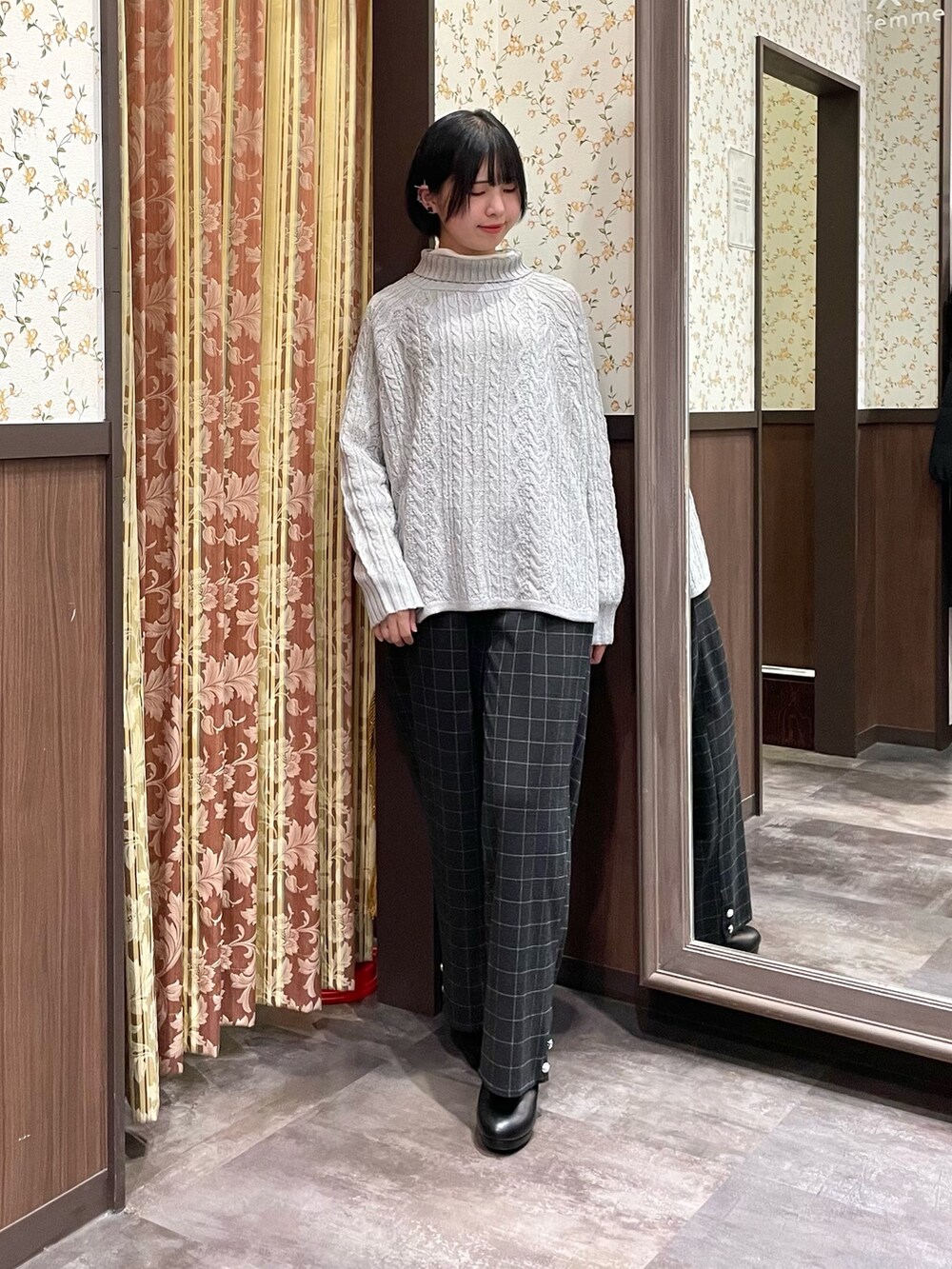 グレー系のTシャツ/カットソー、ホワイト系のダッフルコート、ブラック系のその他パンツを着用したレディースの冬コーディネートの7枚目の写真