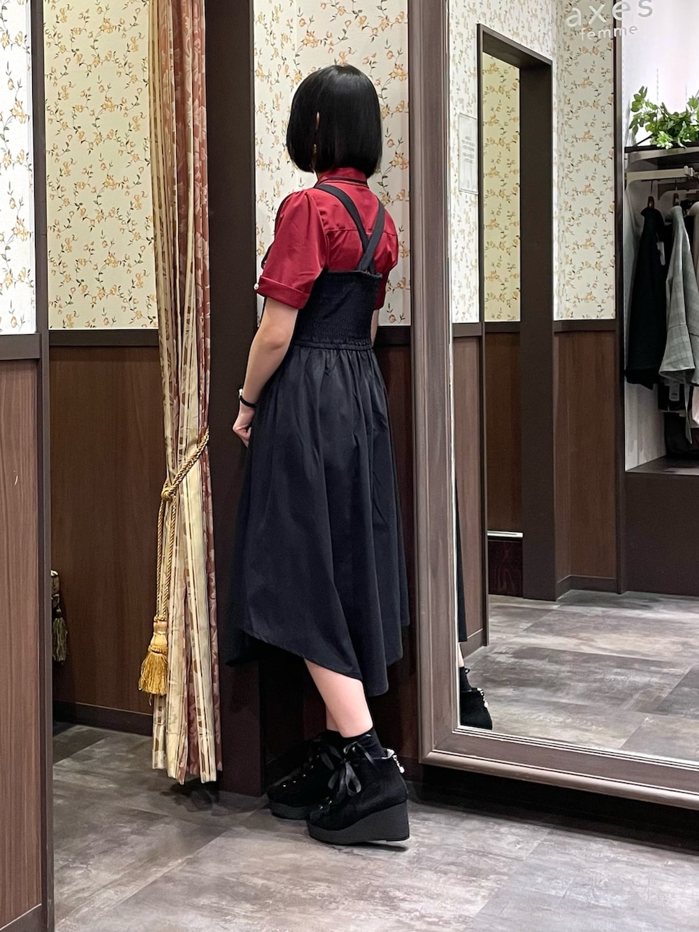 ブラック系のブルゾン、レッド系のシャツ/ブラウス、ブラック系のサンダルを着用したレディースの春コーディネートの2枚目の写真