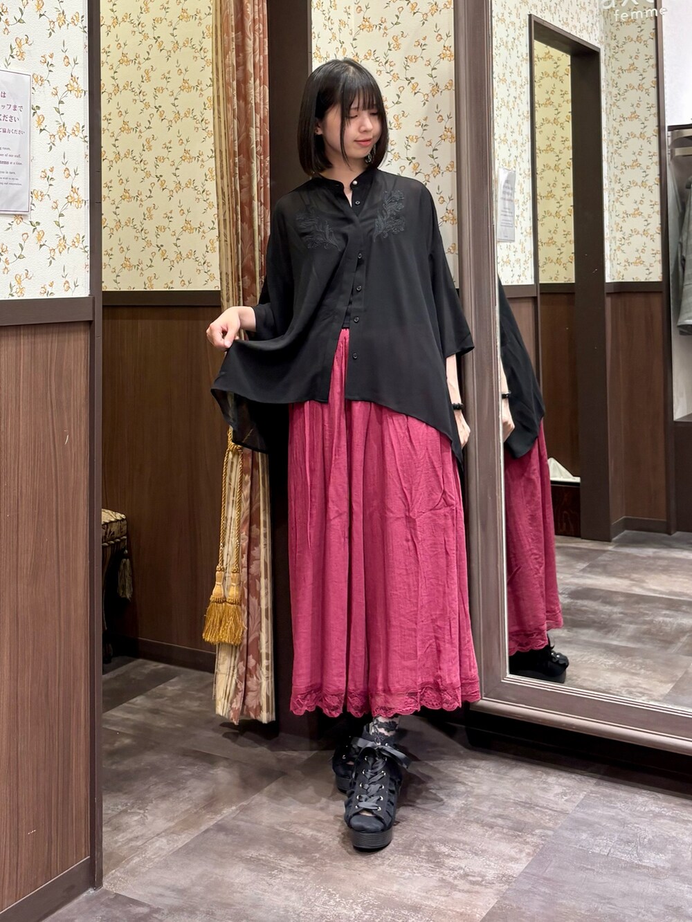ブラック系のバックパック/リュック、レッド系のその他パンツ、ブラック系のキャミソールを着用したレディースの夏コーディネートの2枚目の写真