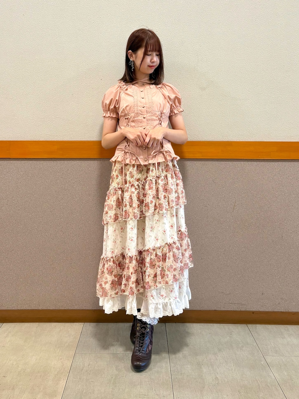 ピンク系のシャツ/ブラウス、ブラウン系のボストンバッグ、ベージュ系のスカートを着用したレディースの秋コーディネートの8枚目の写真