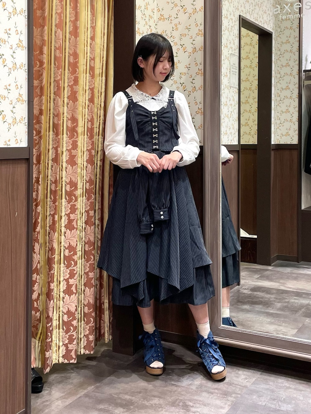 「axes femme、春色、ジャケット、ビスチェ、大人カジュアル、春服コーデ、大人カジュアルコーデ、デニムジャケット、セットアップ、セットアップスタイル、カジュアルコーデ、カジュアル」|「axes femmeのレース襟ビスチェ切替プルオーバー(Tシャツ/カットソー、ホワイト系)」を使った、白あんさん(レディース・161cm)の春コーディネートの4枚目の写真