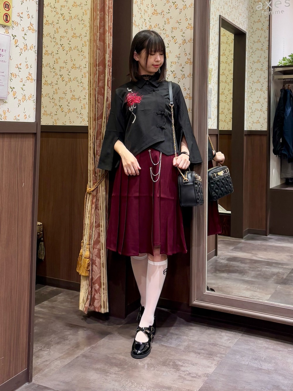 ブラック系のシャツ/ブラウス、ブラック系のTシャツ/カットソー、レッド系のスカートを着用したレディースの夏コーディネートの5枚目の写真