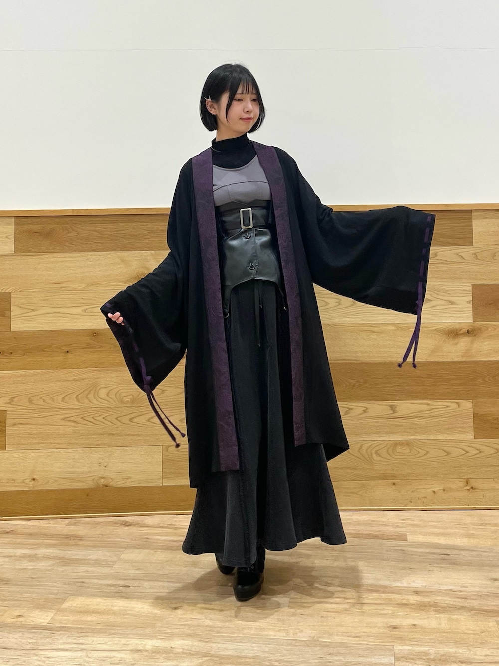グレー系のTシャツ/カットソー、ブラック系のTシャツ/カットソー、ブラック系のベストを着用したレディースの冬コーディネートの3枚目の写真