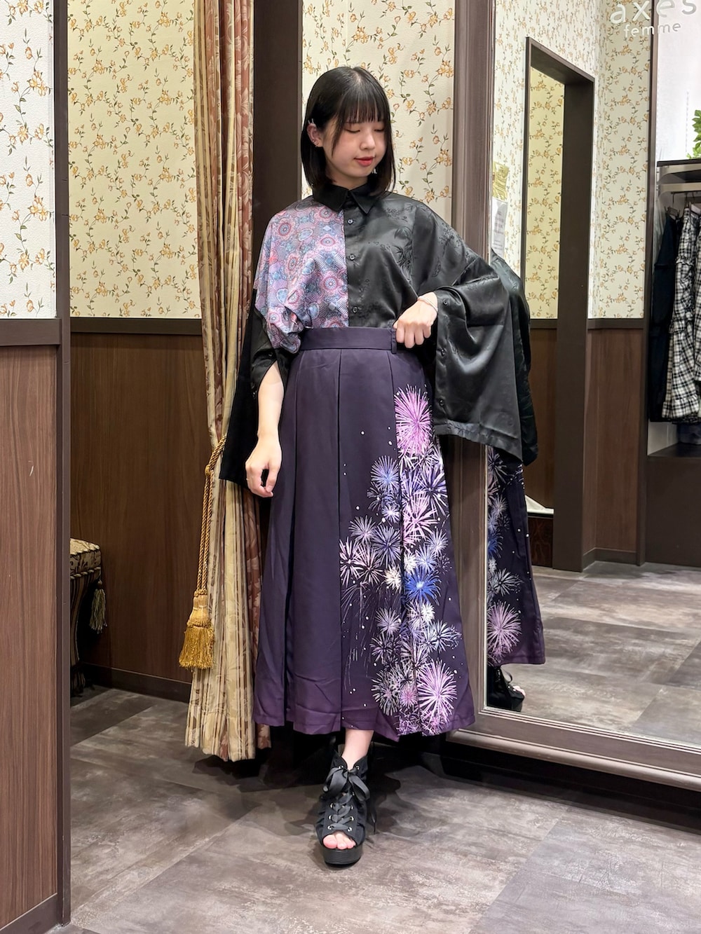 ブラック系のショルダーバッグ、パープル系のシャツ/ブラウス、ブラック系のタンクトップを着用したレディースの夏コーディネートの7枚目の写真