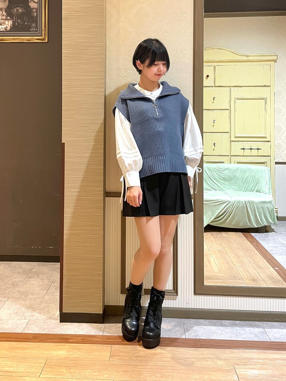 「axes femme、カジュアル、ショートパンツ、秋コーデ」｜「axes femmeの吸水速乾フラワーレースタンク（タンクトップ、ホワイト系）」を使った、白あんさん（レディース・161cm）の秋コーディネートの6枚目の写真