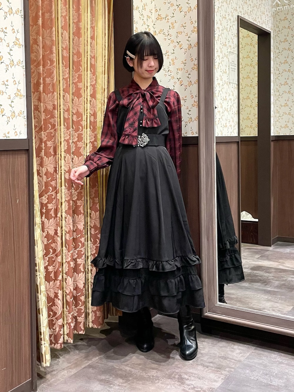 レッド系のシャツ/ブラウス、ブラック系のブルゾン、ブラック系のワンピースを着用したレディースの冬コーディネートの4枚目の写真