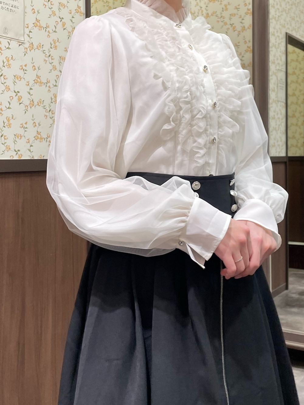 ホワイト系のシャツ/ブラウス、ブラック系のローファー、ブラック系のトレンチコートを着用したレディースの春コーディネートの5枚目の写真