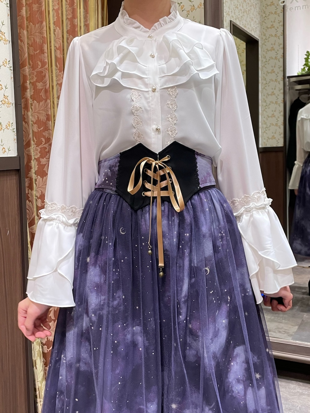 ホワイト系のシャツ/ブラウス、ブラック系のブーツ、ブラック系のショルダーバッグを着用したレディースの冬コーディネートの7枚目の写真