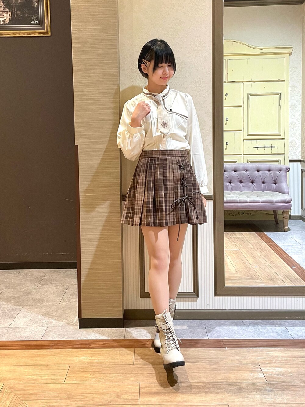 ホワイト系のシャツ/ブラウス、ブラウン系のカーディガン/ボレロ、ブラウン系のその他パンツを着用したレディースの秋コーディネートの6枚目の写真