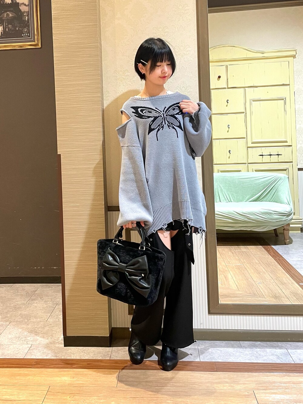 ブラック系のブーツ、ブラック系のその他パンツ、ホワイト系のタンクトップを着用したレディースの秋コーディネートの5枚目の写真