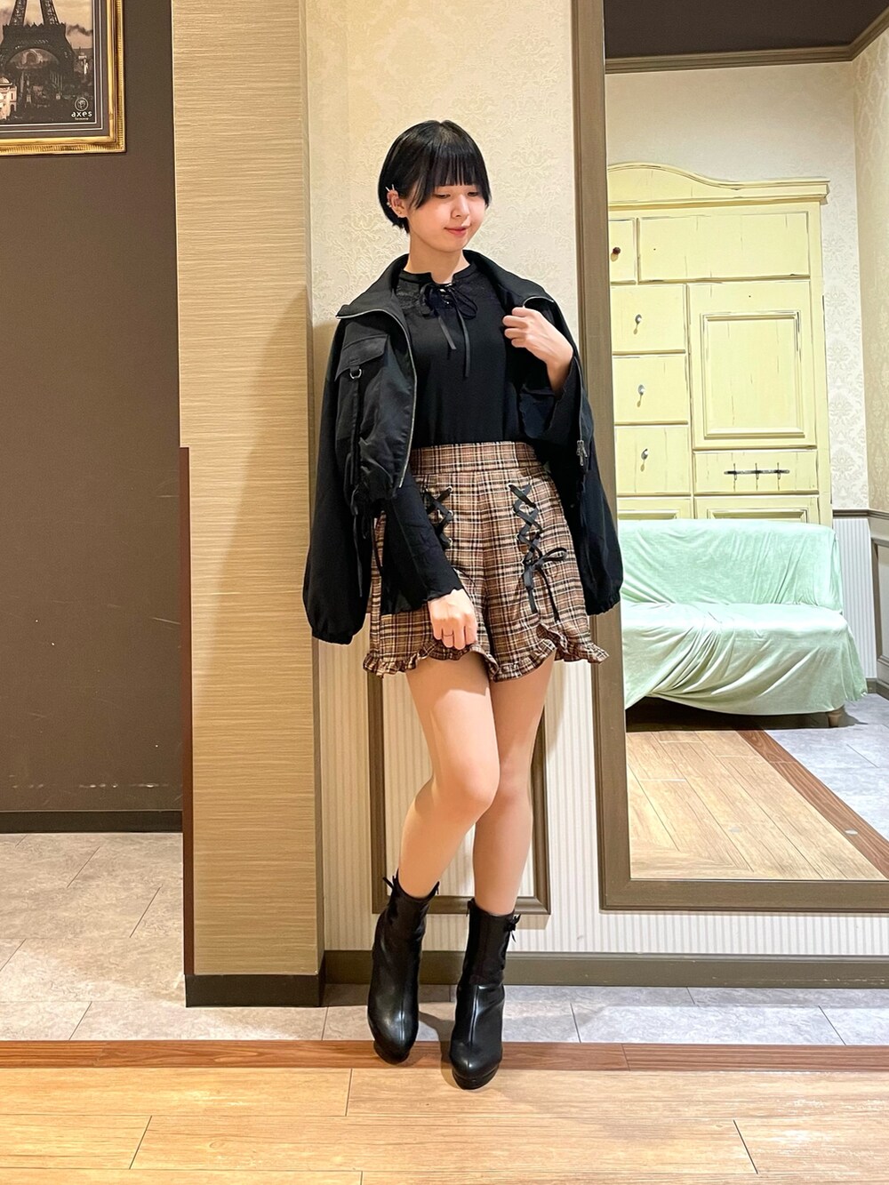 「axes femme、大人可愛い、カジュアル、ショートパンツ」|「axes femme POETIQUEのレースアップ肩あきカットプルオーバー(Tシャツ/カットソー、ブラック系)」を使った、白あんさん(レディース・161cm)の秋コーディネートの6枚目の写真