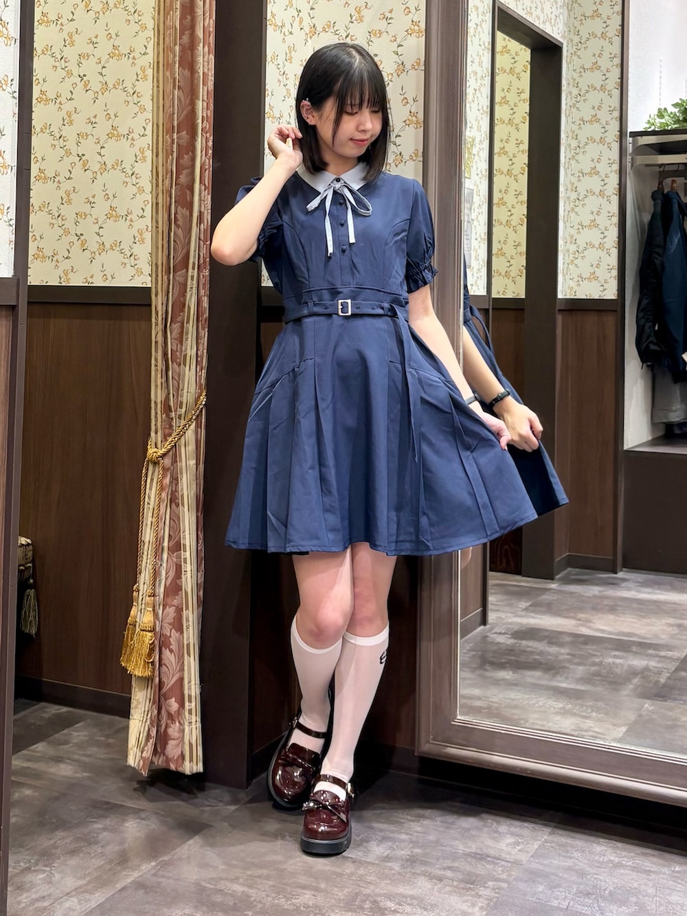 ホワイト系のタンクトップ、ブルー系のワンピース、ブラウン系のローファーを着用したレディースの夏コーディネートの4枚目の写真