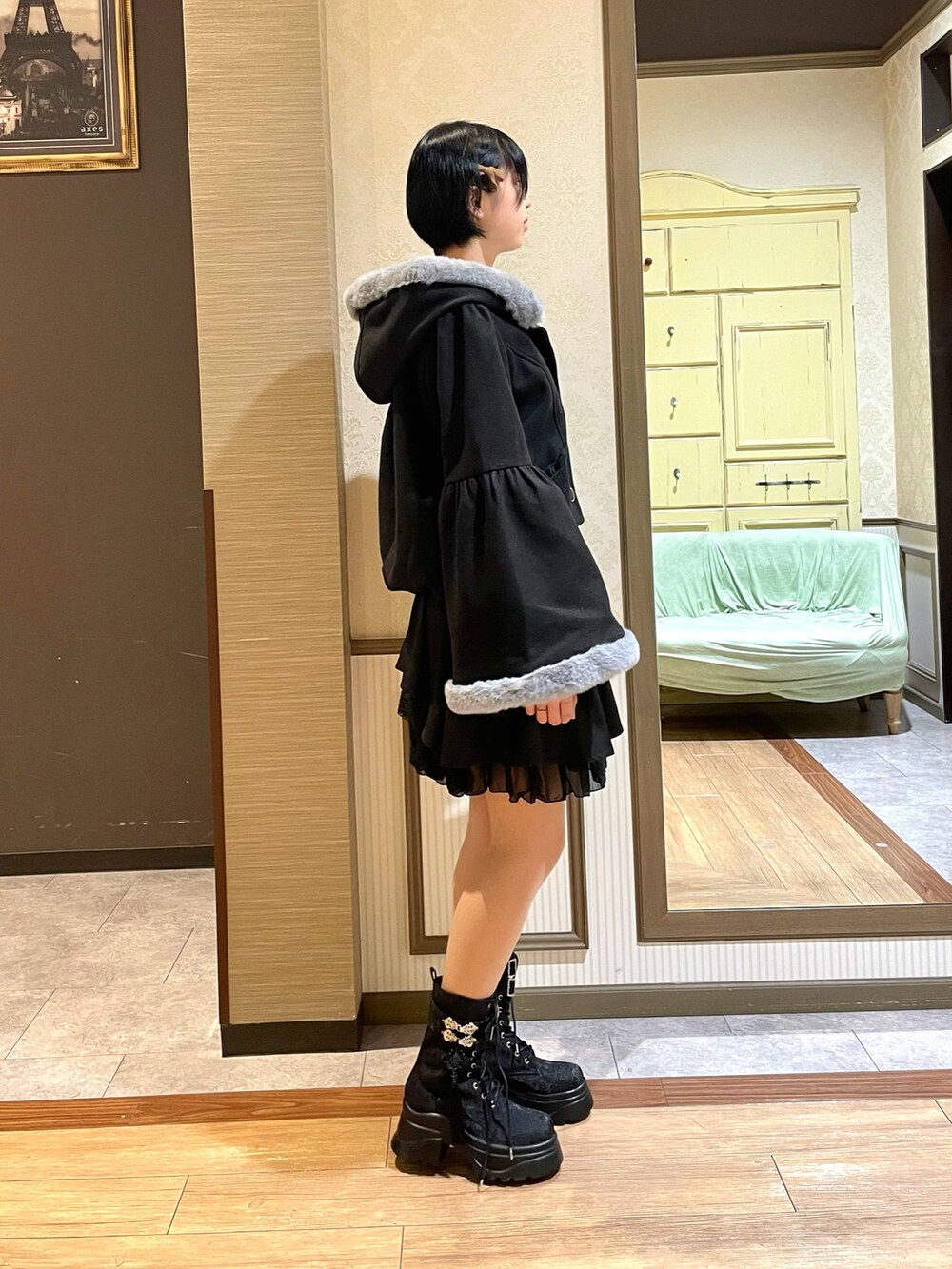 「axes femme、ガーリー、モノトーン、アウター」|「axes femme POETIQUEのチャイナ釦タンクソールブーツ(ブーツ、その他)」を使った、白あんさん(レディース・161cm)の秋コーディネートの3枚目の写真