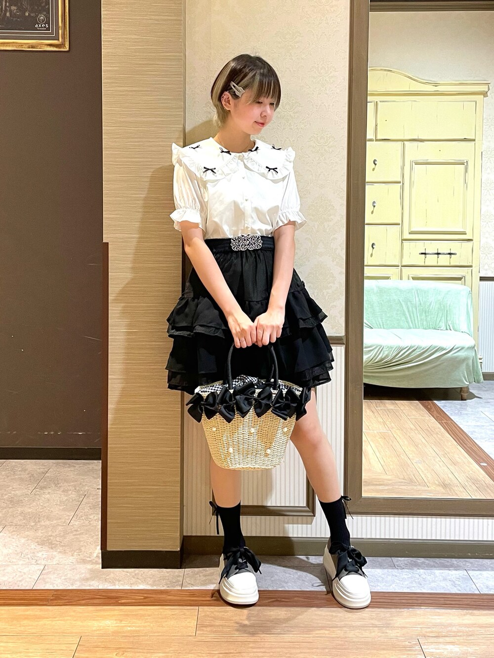 グレー系のスニーカー、ホワイト系のタンクトップ、ホワイト系のシャツ/ブラウスを着用したレディースの夏コーディネートの2枚目の写真