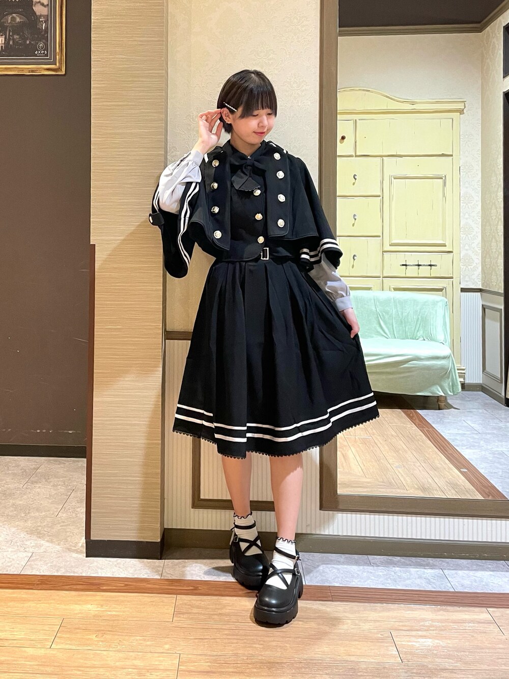 ブラック系のパンプス、ホワイト系のタンクトップ、グレー系のショルダーバッグを着用したレディースの夏コーディネートの3枚目の写真
