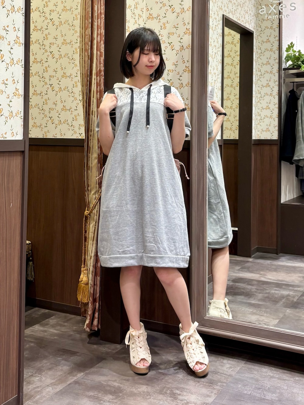 ピンク系のバックパック/リュック、ブルー系のタンクトップ、グレー系のチュニックを着用したレディースの春コーディネートの2枚目の写真