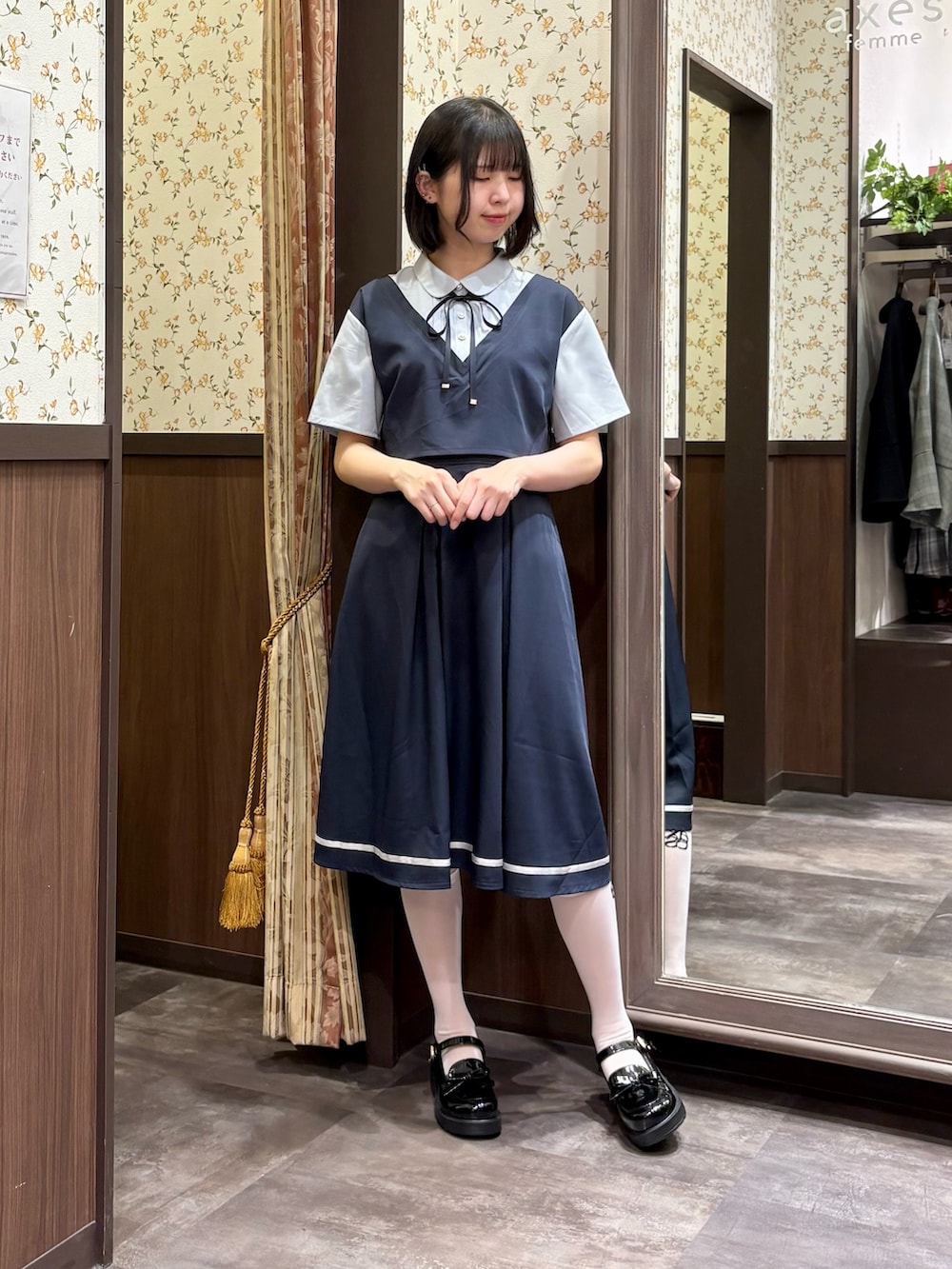 ブラック系のローファー、ブルー系のワンピース、ブルー系のタンクトップを着用したレディースの春コーディネートの3枚目の写真