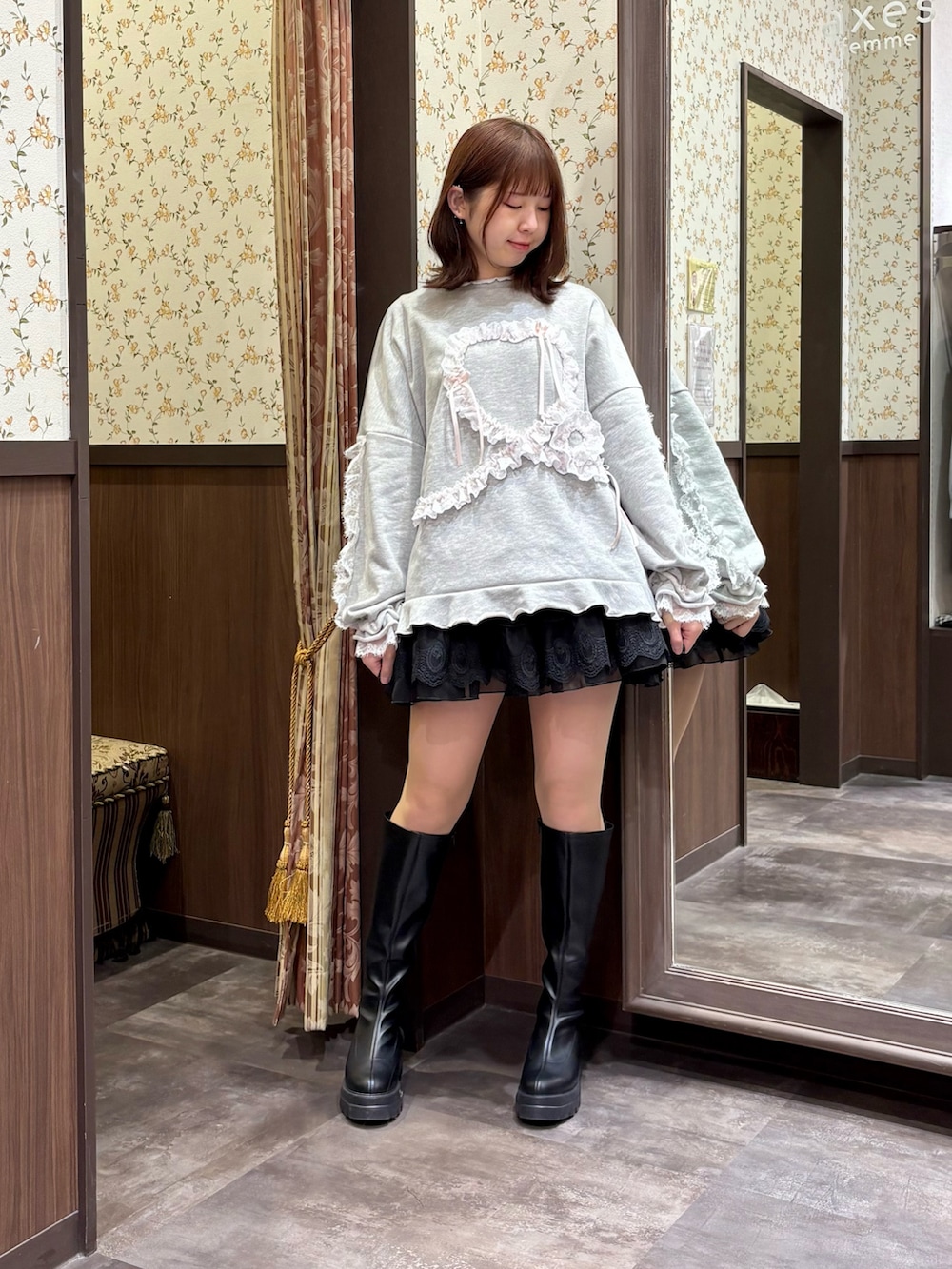 ブラック系のタンクトップ、ブラック系のスカート、グレー系のTシャツ/カットソーを着用したレディースの冬コーディネートの3枚目の写真