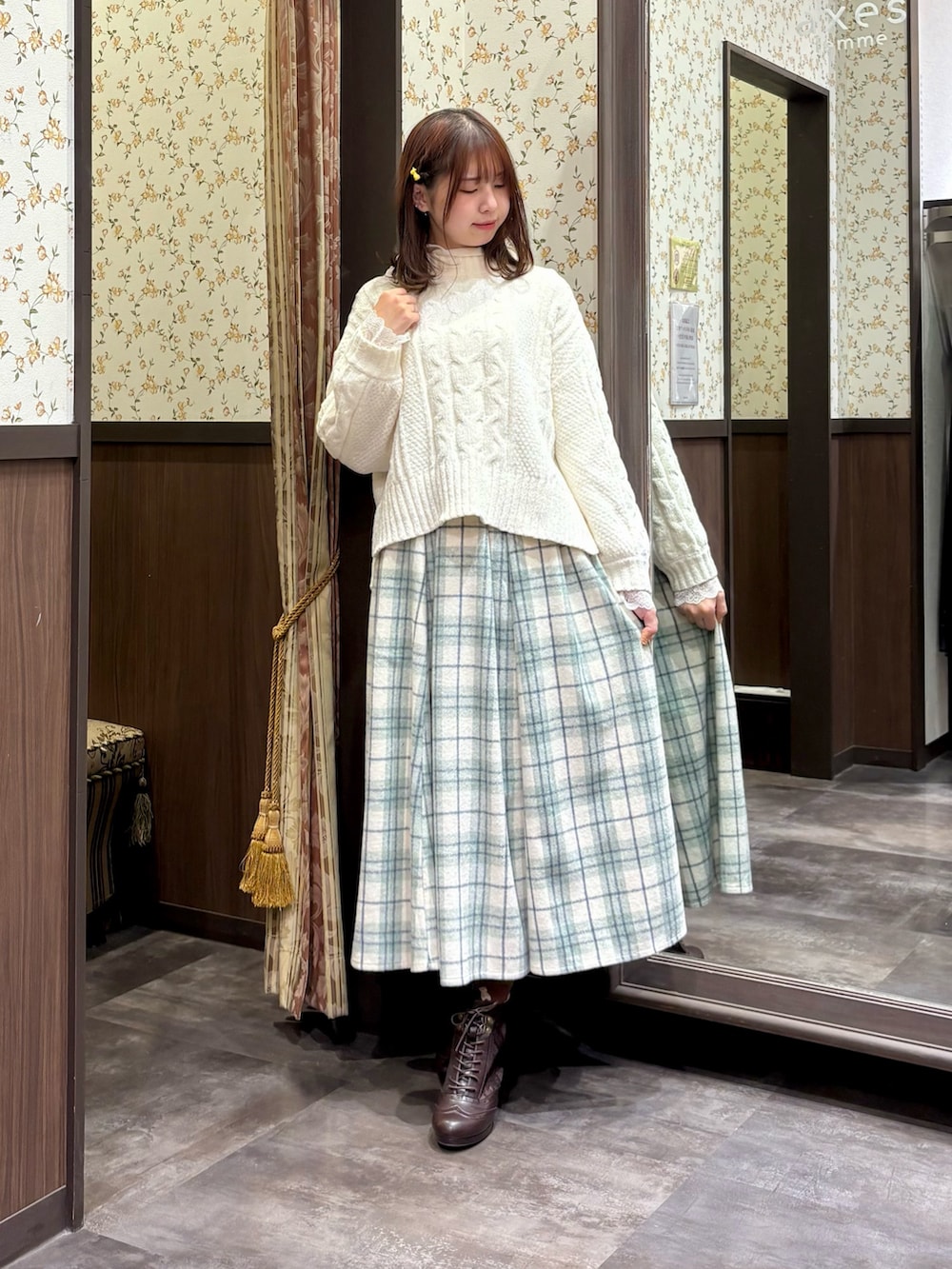 ホワイト系のニット/セーター、ホワイト系のTシャツ/カットソー、ホワイト系のその他アウターを着用したレディースの秋コーディネートの5枚目の写真