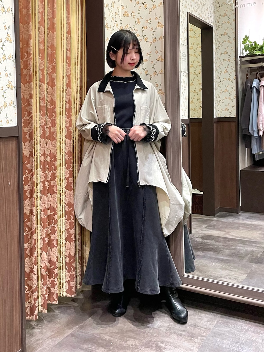 ホワイト系のその他アウター、ブラック系のTシャツ/カットソー、ブラック系のスカートを着用したレディースの春コーディネートの2枚目の写真