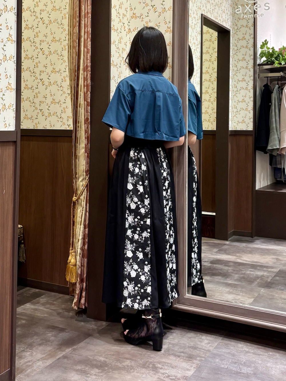 ブルー系のシャツ/ブラウス、ブルー系のタンクトップ、ブラック系のスカートを着用したレディースの春コーディネートの4枚目の写真