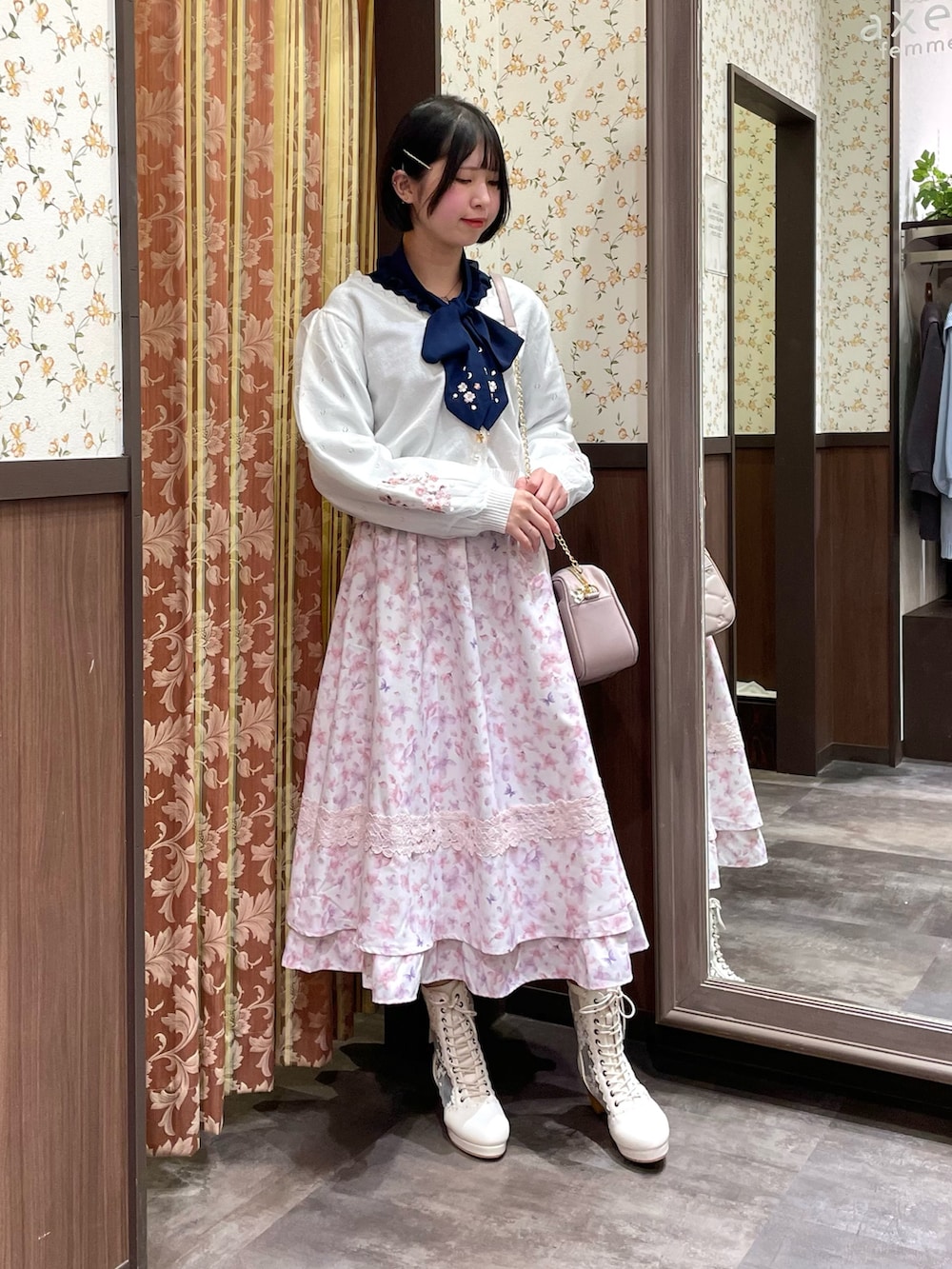 ホワイト系のスカート、ブルー系のシャツ/ブラウス、ホワイト系のカーディガン/ボレロを着用したレディースの冬コーディネートの3枚目の写真