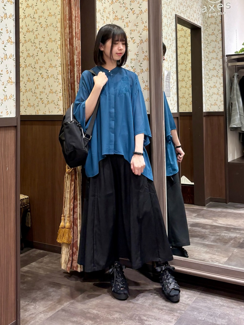 「axes femme、シャツスタイル、夏、大人コーデ、今日のコーデ、モード、カップ付きインナー、キャミソール、リュック、ブーサン、大人カジュアル」｜「axes femmeのエンブロイダリーシャツ（シャツ/ブラウス、ブルー系）」を使った、白あんさん（レディース・161cm）の夏コーディネートの2枚目の写真