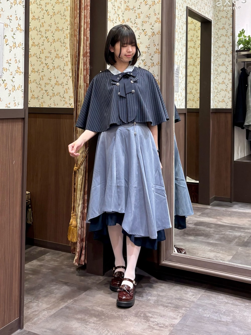 ブルー系のタンクトップ、ブルー系のシャツ/ブラウス、ブラウン系のローファーを着用したレディースの春コーディネートの3枚目の写真