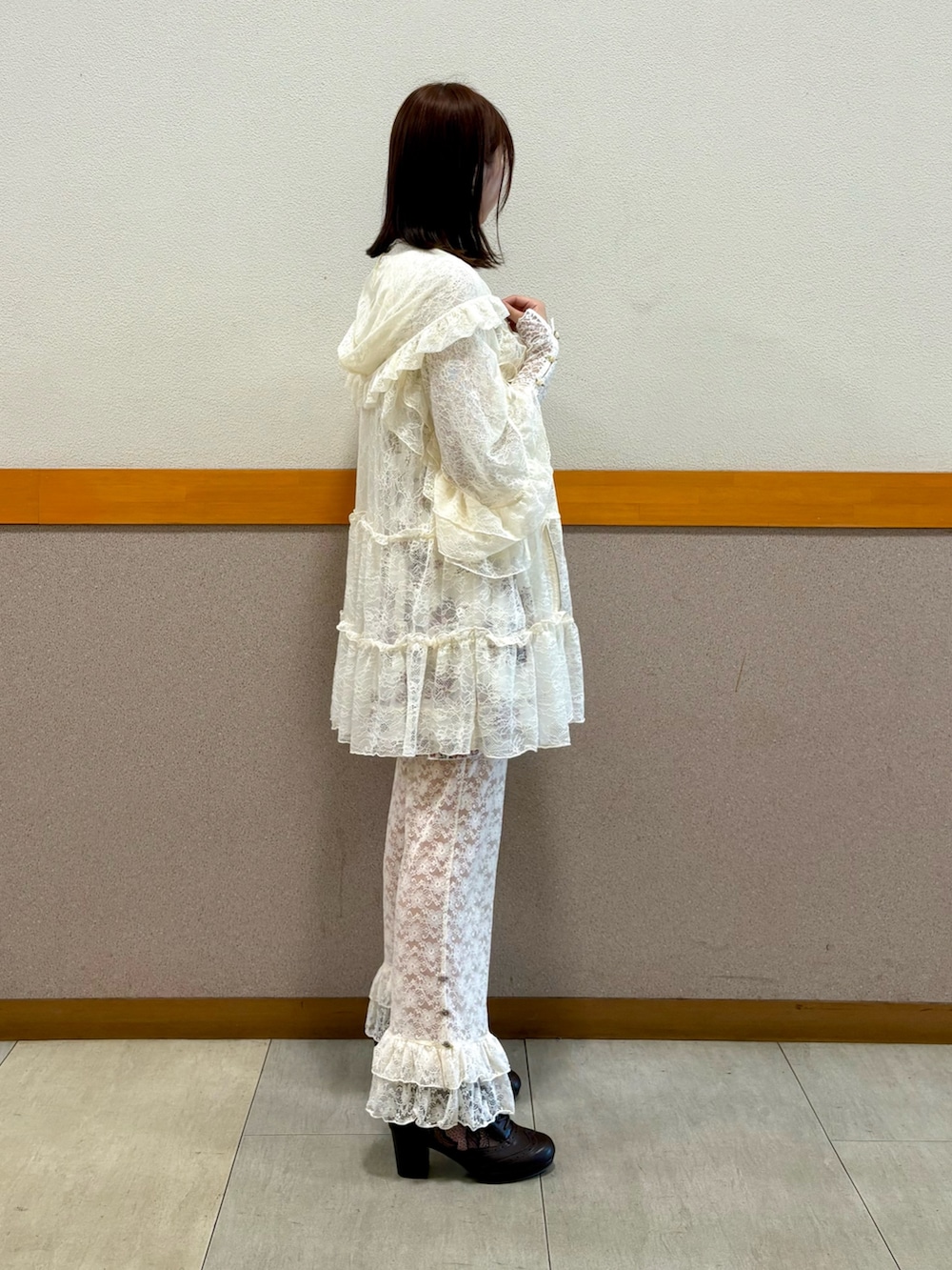 ホワイト系のTシャツ/カットソー、ホワイト系のチュニック、ホワイト系のカーディガン/ボレロを着用したレディースの秋コーディネートの3枚目の写真