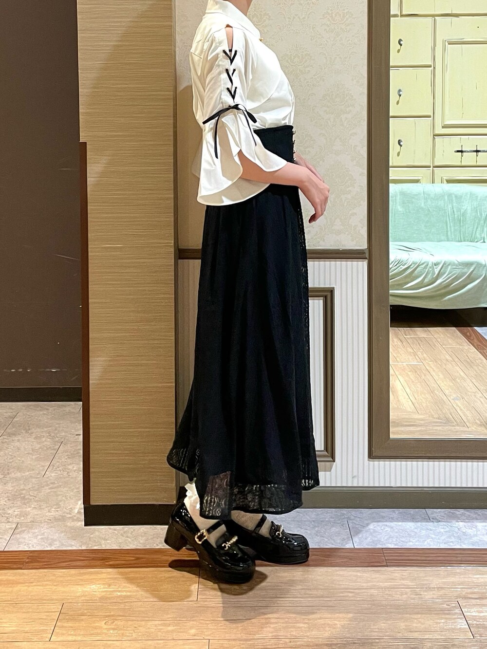 ブラック系のローファー、ホワイト系のタンクトップ、ブラック系のその他パンツを着用したレディースの夏コーディネートの4枚目の写真