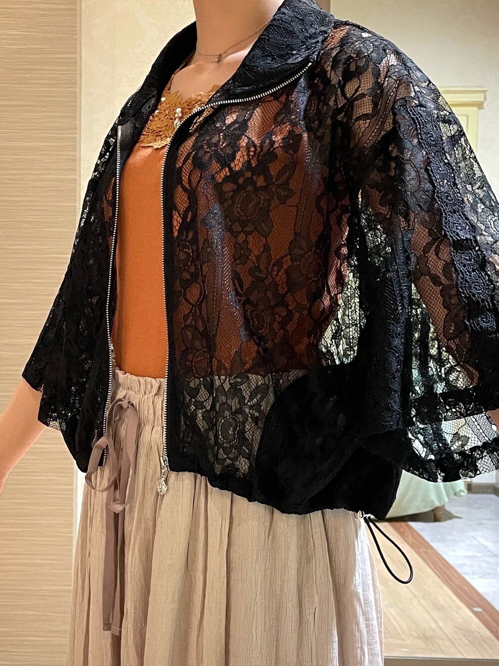 ブラック系のショルダーバッグ、ベージュ系のその他パンツ、ブラック系のサンダルを着用したレディースの夏コーディネートの6枚目の写真