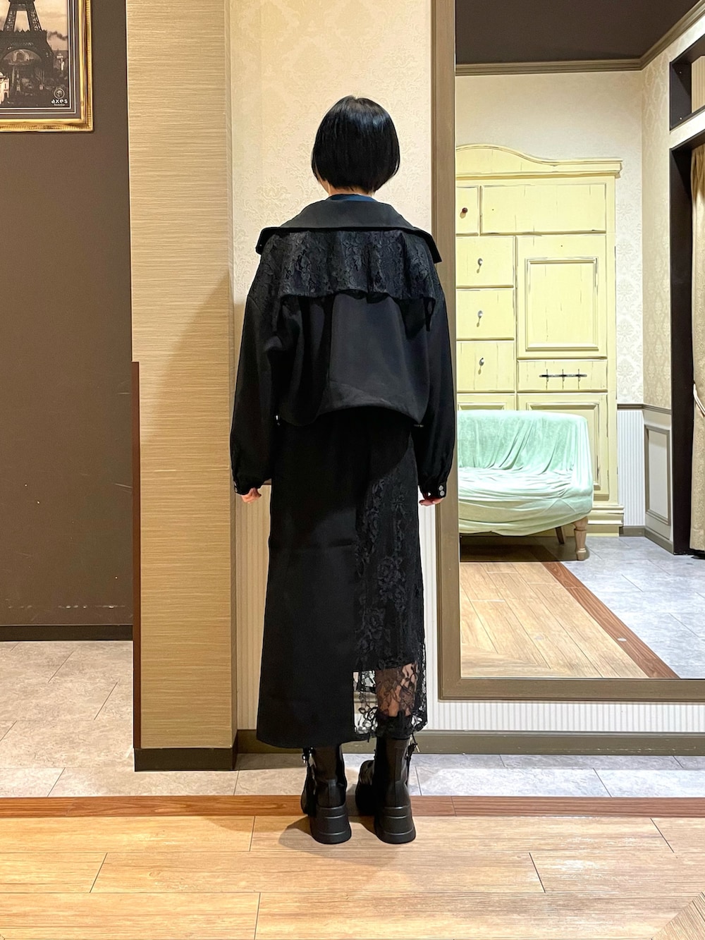 ブラック系のスカート、その他のブーツ、ブラック系のブルゾンを着用したレディースの秋コーディネートの4枚目の写真